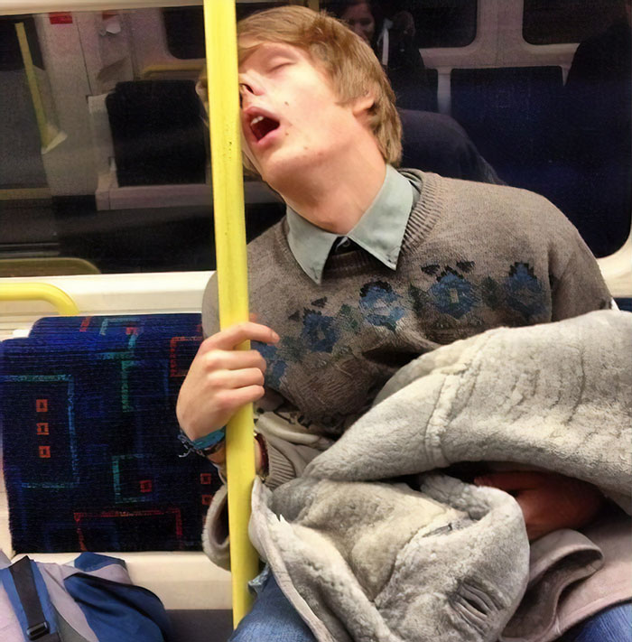 Фото людей, которые забавно и необычно уснули. ФОТО
