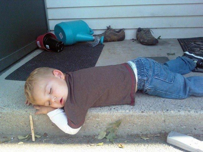 Проиграли бой сну: детки, уснувшие в неожиданных местах