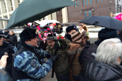 На Манежной площади задержали людей с зонтами 