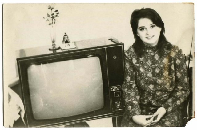 Радостные люди, у которых появился первый телевизор