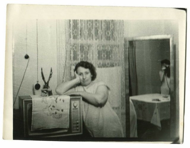Радостные люди, у которых появился первый телевизор
