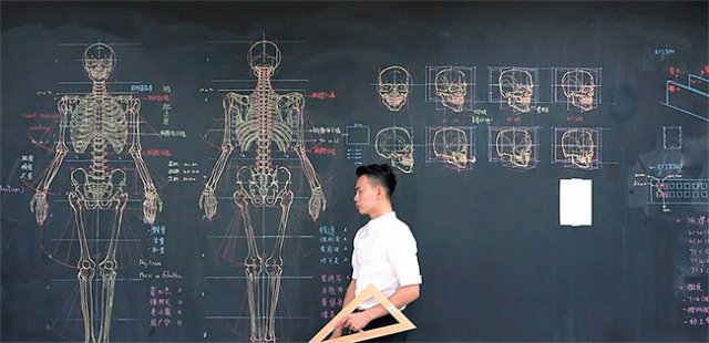 Тайваньский преподаватель рисует невероятные анатомические иллюстрации на доске