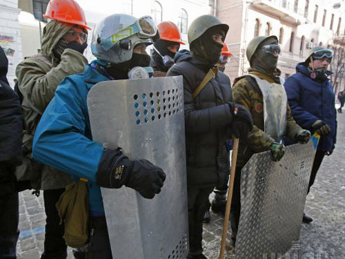 Майдан затаился: баррикады тают, протестующих – несколько сотен