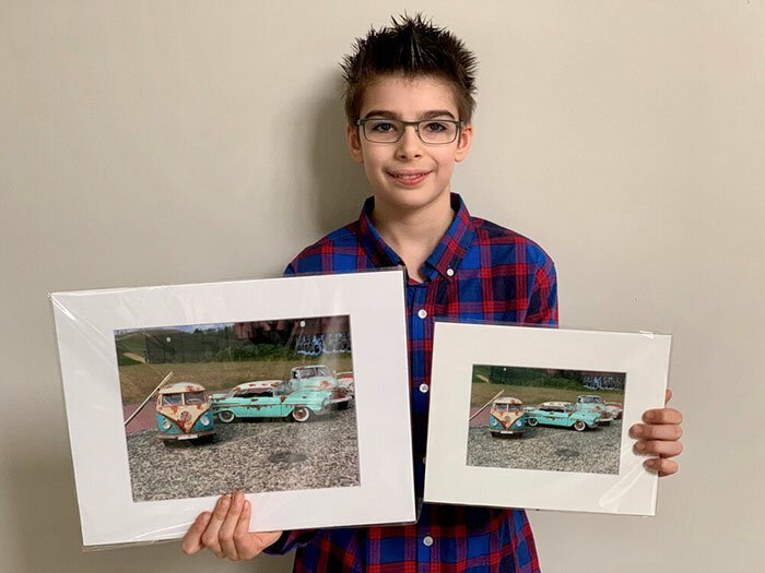 12-летний мальчик с аутизмом зарабатывает на снимках моделек авто. ФОТО
