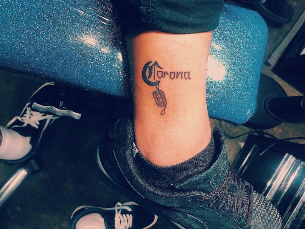 Коронавирусу начали массово «посвящать» татуировки. Фото
