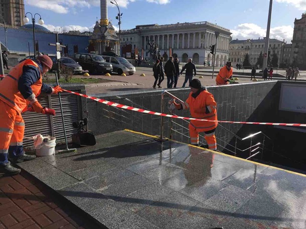 В Киеве начали дезинфицировать улицы спецсредствами. ФОТО