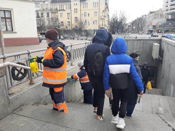 В Киеве начали дезинфицировать улицы спецсредствами. ФОТО