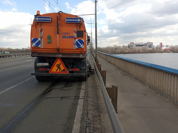 В Киеве начали дезинфицировать улицы спецсредствами. ФОТО