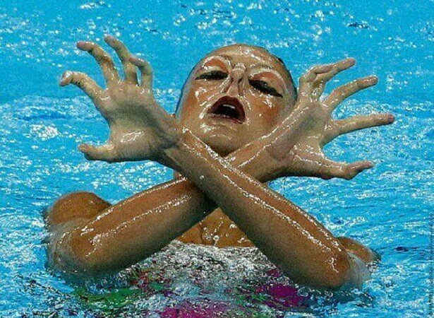 Очень смешные фотографии синхронного плавания, будто поставленные на паузу. ФОТО