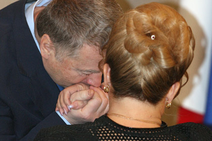 Жириновский провел в Госдуме инструктаж по поцелуям
