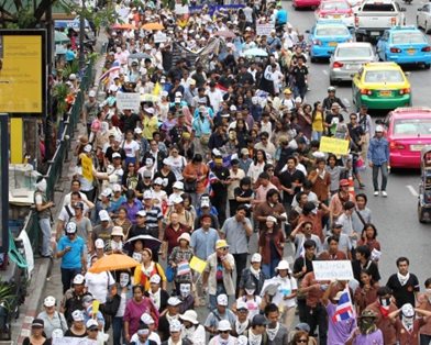 На улицах Бангкока для разгона демонстрантов размещены тысячи полицейских
