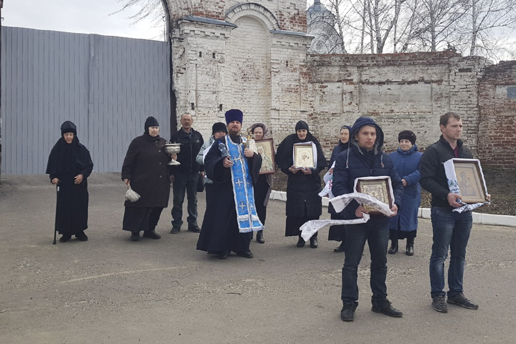 \"Врачи\" в рясах: в России против коронавируса устроили крестный ход \"на колесах\". ФОТО