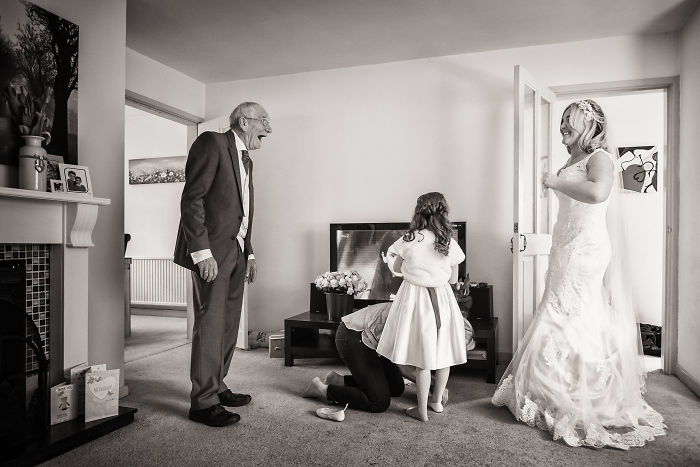 20 эмоциональных фото, на которых отцы впервые увидели своих дочерей в свадебных платьях. ФОТО