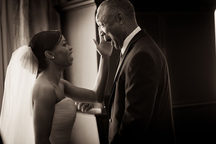 20 эмоциональных фото, на которых отцы впервые увидели своих дочерей в свадебных платьях. ФОТО