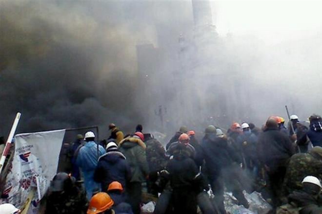 Потребности Майдана: нужны громкоговорители, каски, песок