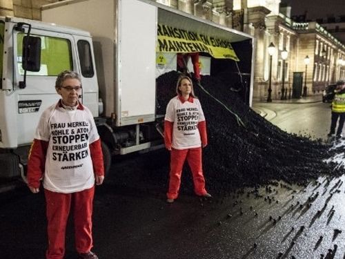 Greenpeace высыпал 5 тонн ядерных отходов перед резиденцией президента Франции 