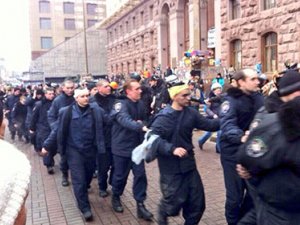 Сотни рядовых солдат Внутренних войск МВД массово сдаются в плен на Майдане