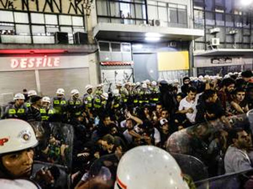 В Бразилии "майдан" разогнали из-за строительства баррикад 