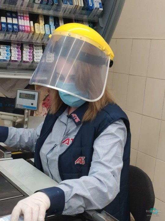 В днепровском АТБ кассирша обслуживала людей в шлеме. ФОТО