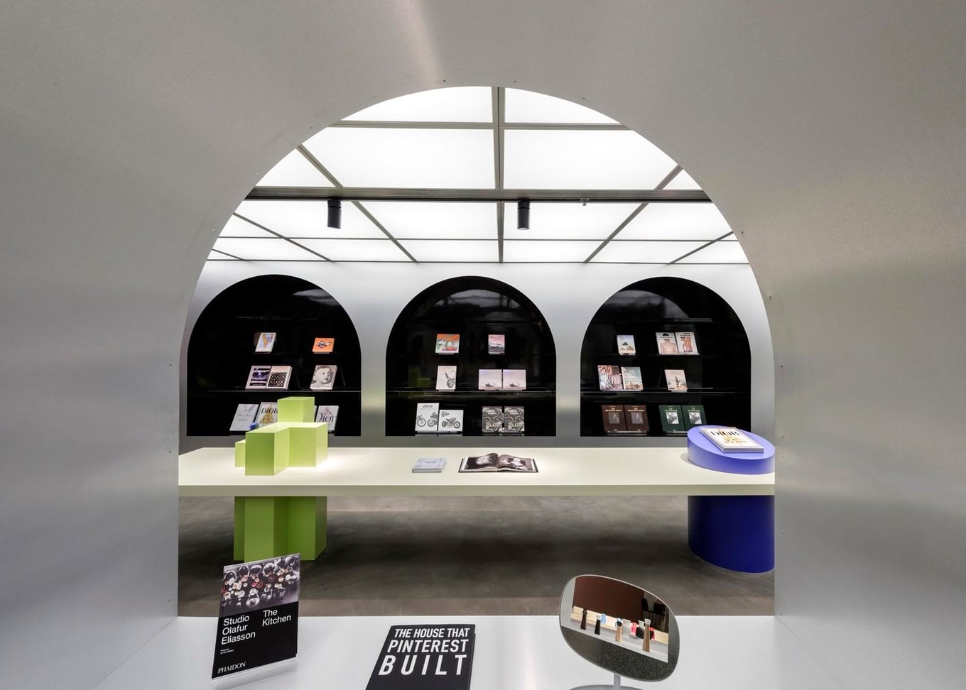 Книжный магазин Harbook с кафе и мебельным шоу-румом в Китае