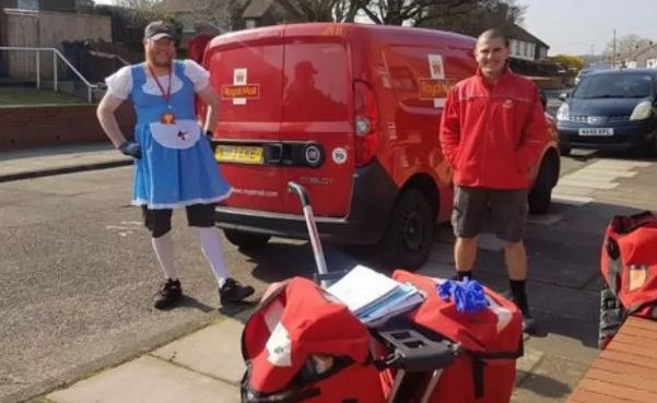Британский почтальон доставляет посылки в костюмах для «поднятия духа» во время пандемии коронавируса. ФОТО