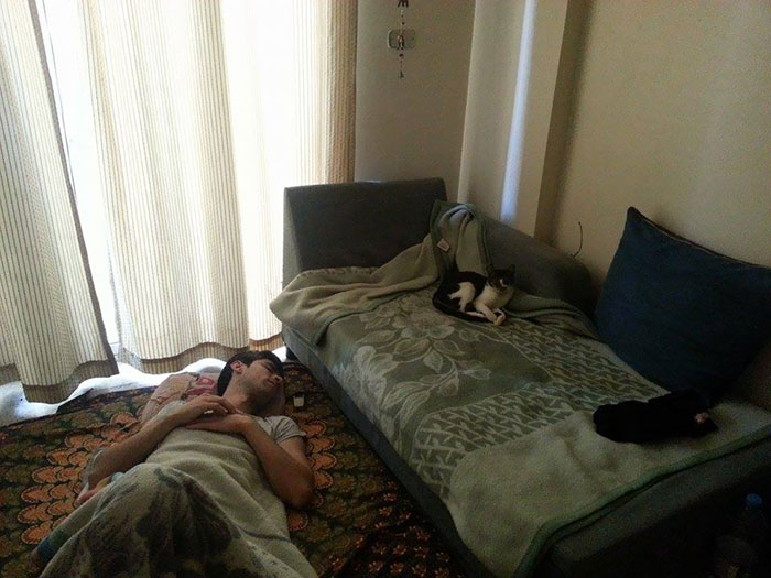Фото людей, которые забавно и необычно уснули
