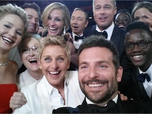 Ведущая церемонии "Оскар" сделала "селфи" с лучшими актерами Голливуда 