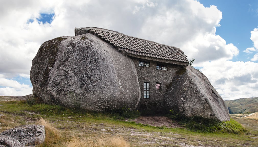 Самые необычные постройки мира из камня