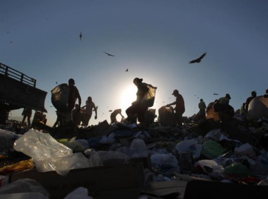Улицы Рио-де-Жанейро превратились в свалку из-за забастовки мусорщиков 