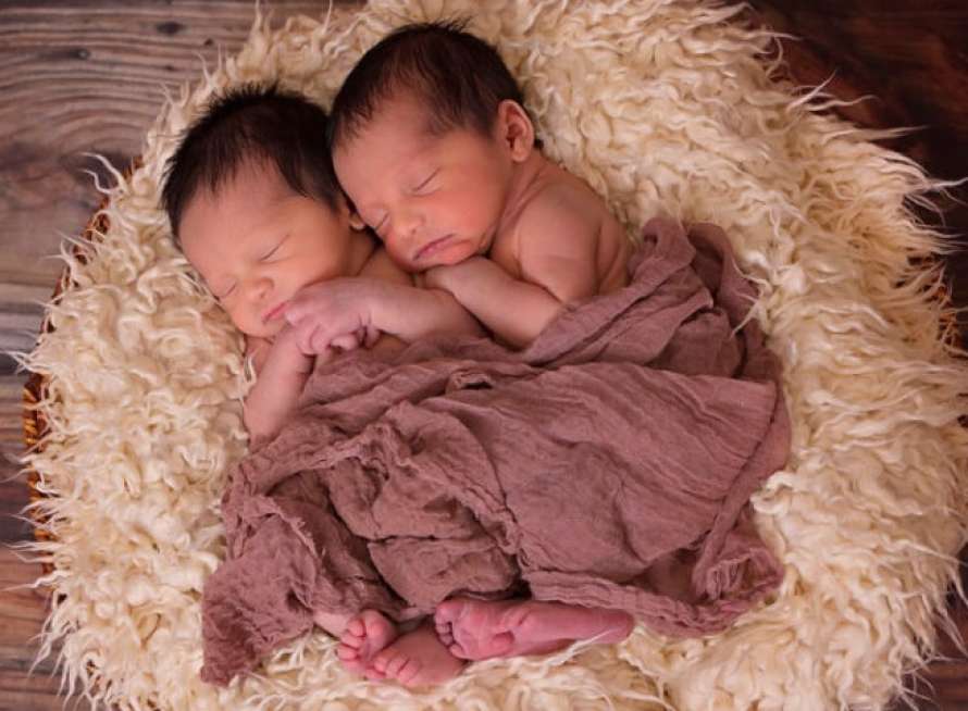 В Индии семейная пара назвала новорожденных близнецов в честь коронавируса