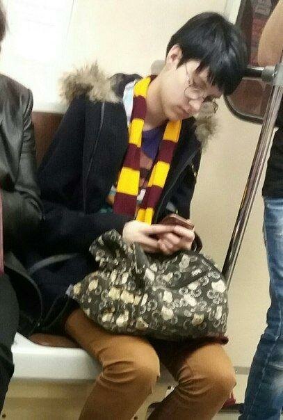 Ностальгия: всплыли снимки «Гарри Поттера» в столичном метро. ФОТО