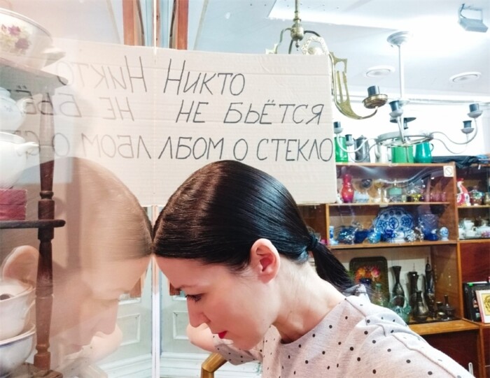 Работники российских учреждений культуры запустили «скучающий» карантинный флешмоб. ФОТО