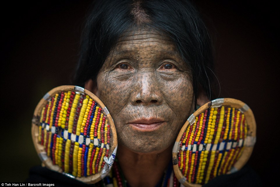 Девушкам народа чин делают уродующие тату на лице, чтобы их не похитили. ФОТО