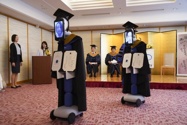 В Японии провели оригинальный выпускной студентам в самоизоляции