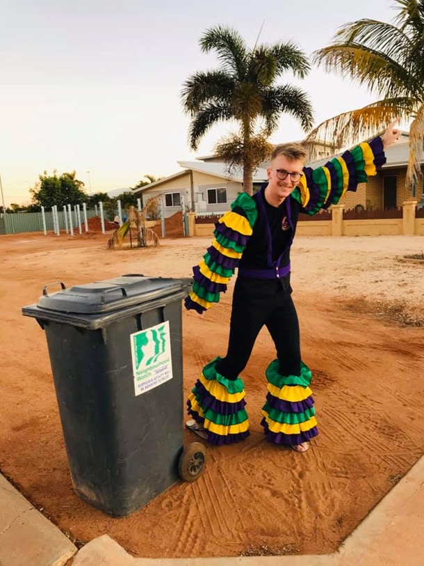 Австралийцы устроили флешмоб-маскарад у мусорного бака. ФОТО