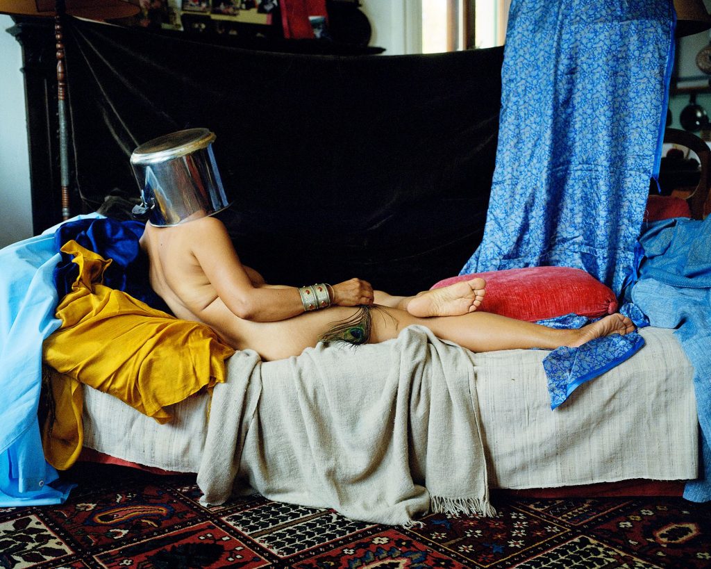 Швейцарский фотограф, отдавшись ностальгии, обустроила в своем жилище символический Ира. ФОТО