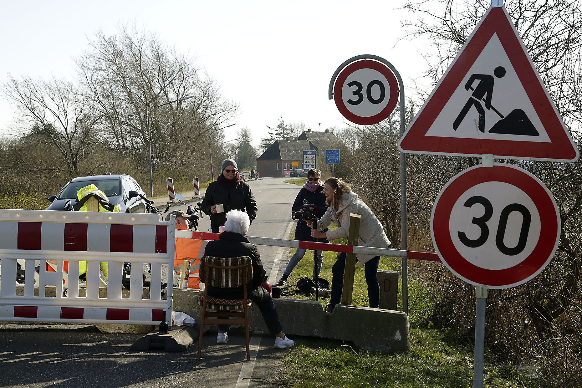 Карантин не помеха: влюбленные пенсионеры устраивают свидания на закрытой границе. ФОТО