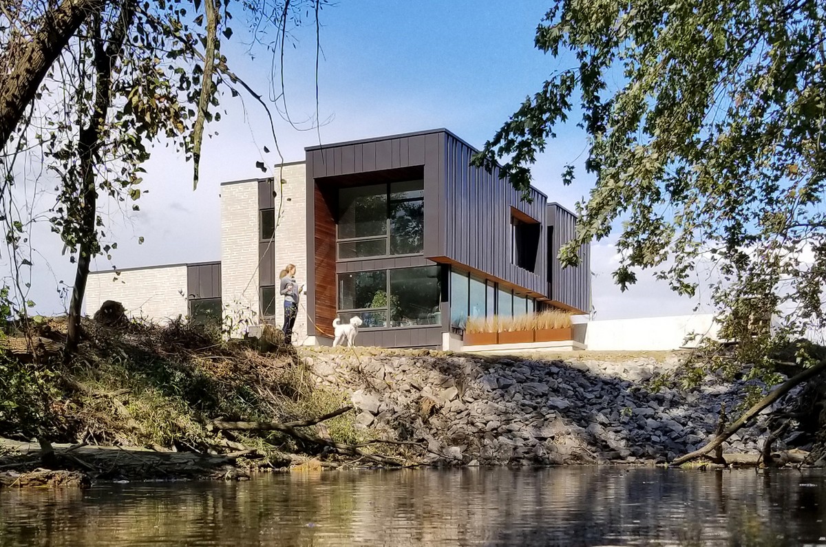 Частный дом для большой семьи на берегу ручья в США
