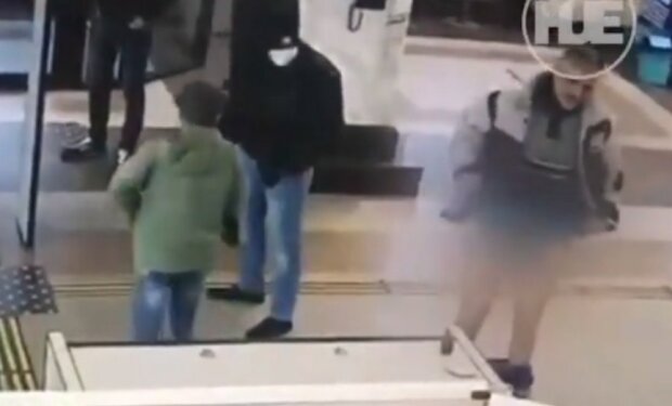 В России мужчина разделся на вокзале перед полицией. ФОТО