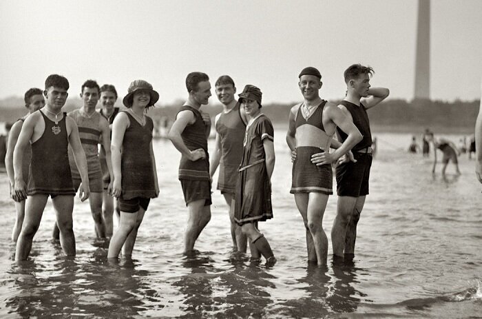 Как в начале 20 века боролись с открытыми купальниками. ФОТО