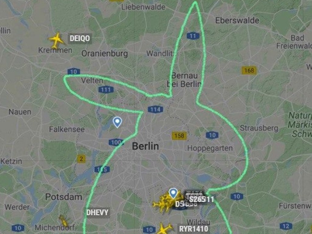 Немецкий пилот нарисовал на небе пасхального зайца. ФОТО