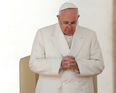 В день годовщины вхождения на престол Папа Римский попросил молиться за него