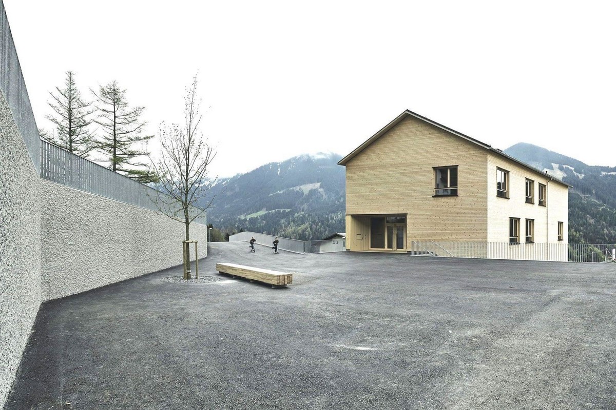Школа и ратуша в Австрии