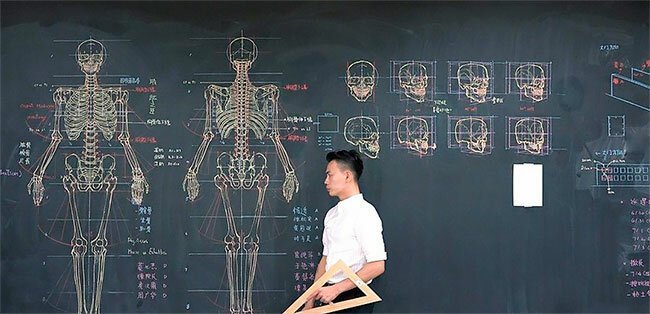  Тайваньский преподаватель потрясающе рисует на доске иллюстрации к лекциям. ФОТО