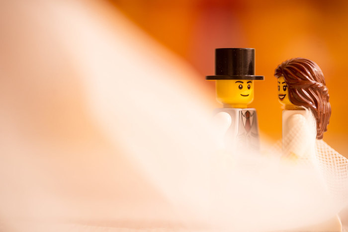 Свадебный фотограф на карантине сделал фотосессию фигуркам LEGO. ФОТО