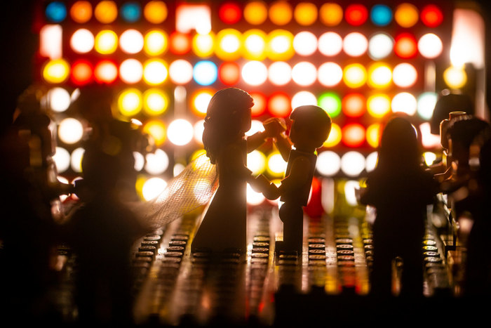 Свадебный фотограф на карантине сделал фотосессию фигуркам LEGO. ФОТО