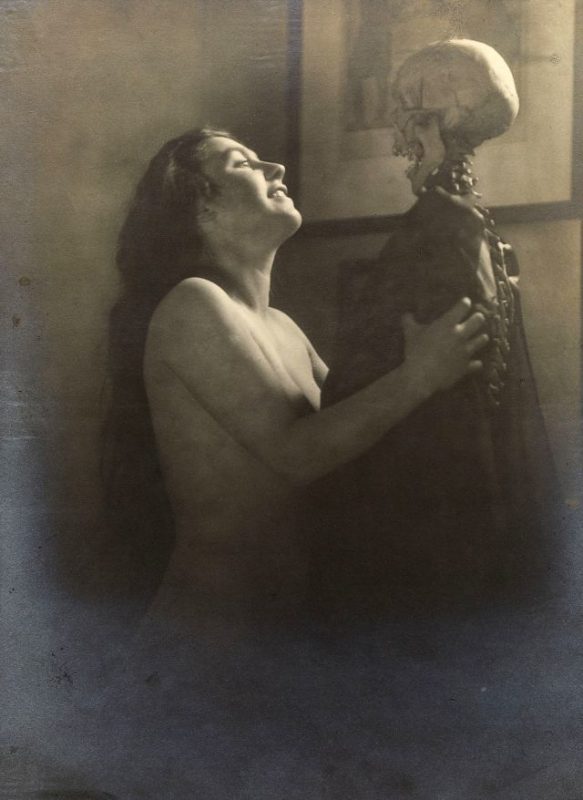 Дама со скелетом: сюрреалистический фотосет Франца Фидлера начала 1920-х годов. ФОТО