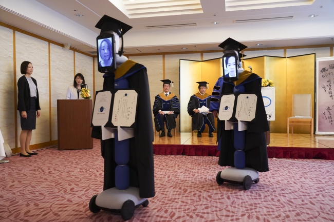 Как японские студенты побывали на выпускном с помощью роботов и планшетов. ФОТО