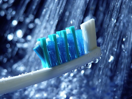 Донецкий водоканал учит горожан правильно чистить зубы