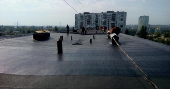 В Харькове молодой отец забрался с новорожденным на крышу многоэтажки: «карантин довел»